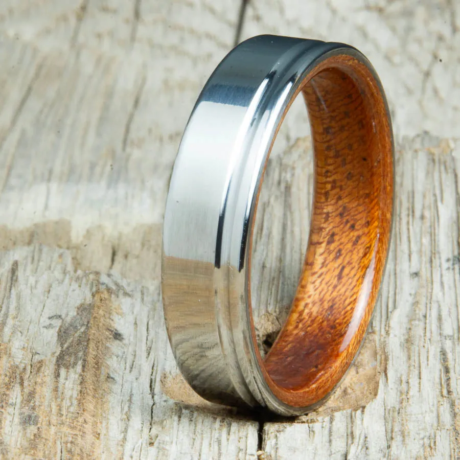 Polished single groove 6mm titanium wood ring with Acacia