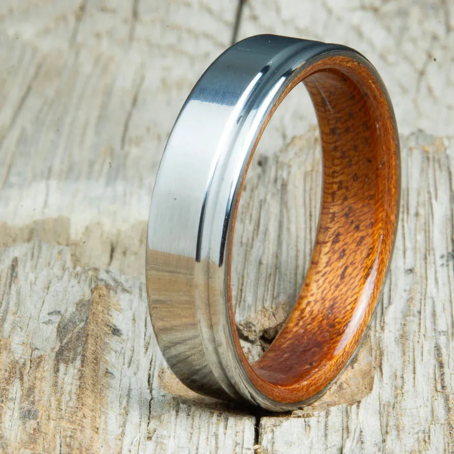 Polished single groove 6mm titanium wood ring with Acacia