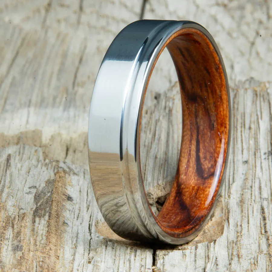 Polished single groove 6mm titanium wood ring with Bubinga